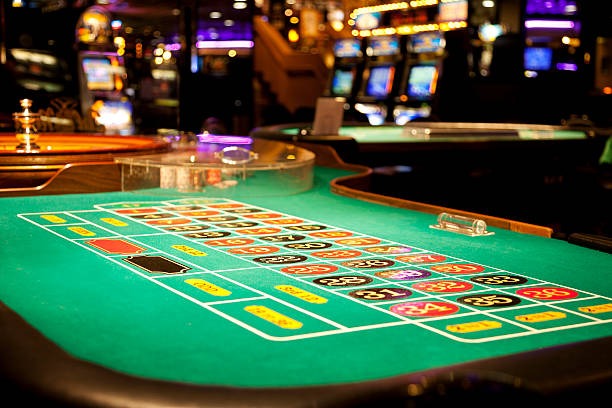 Live dealer studio with multiple players in tournament mode at saranaslot